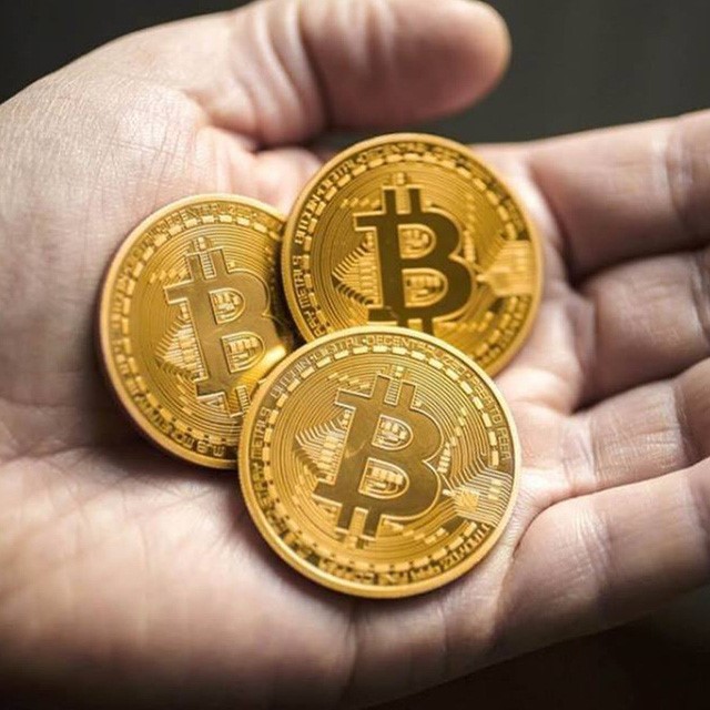 Tiền Bitcoin bằng đồng mạ vàng 24k